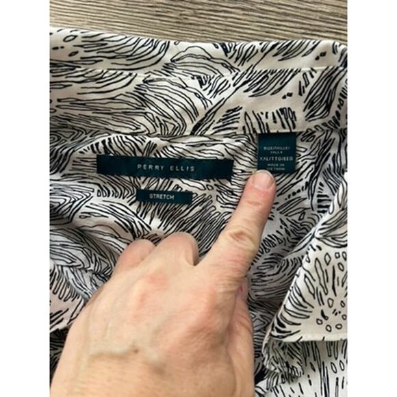 EUC Men's Perry Ellis button up dress shirt size XXL, black and white w flowers - Picture 5 of 8